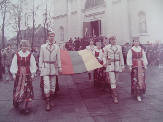 Kavarija 1988. Trispalvės pašventinimas