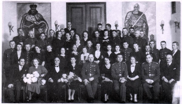 Karo topografijos skyriaus kariai ir tarnautojai su žmonomis 1937 per A.Kučinsko-Kučingio išleistuves į atsargą